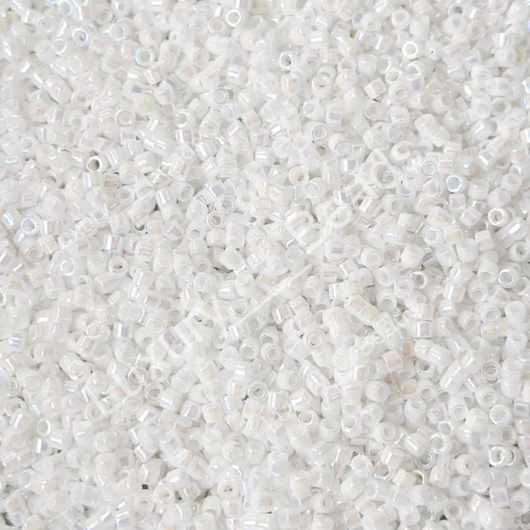 Японский бисер Miyuki Delica 11/0 DB-0202 White Pearl AB